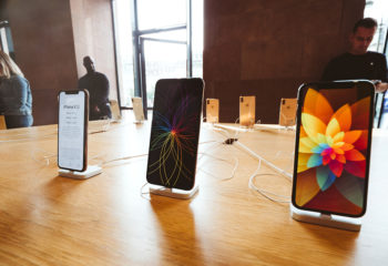 iPhoneX on display in Apple store